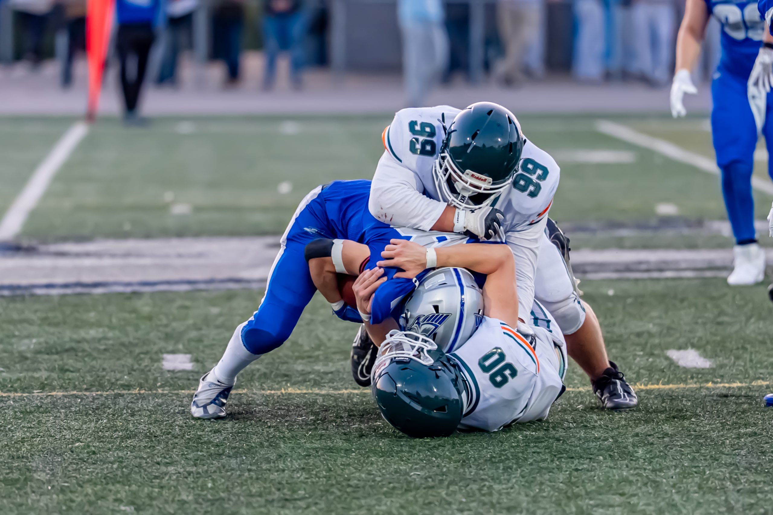 Steelhawks Edge Wolverines in Thrilling Senior Football Clash