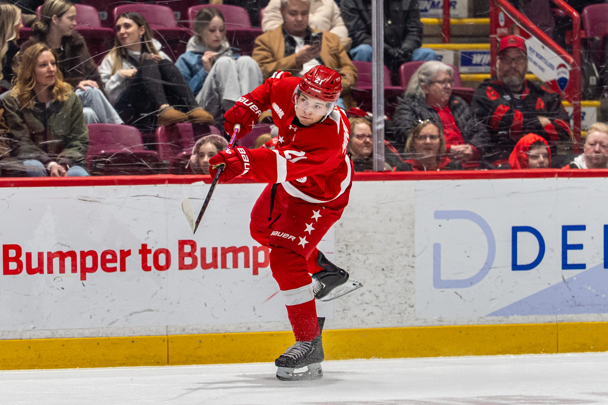 Frontenacs Use Strong Second Period to Defeat Greyhounds at Memorial Gardens